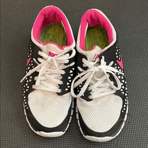 Nike Women's Black and Pink Athletic Sneakers